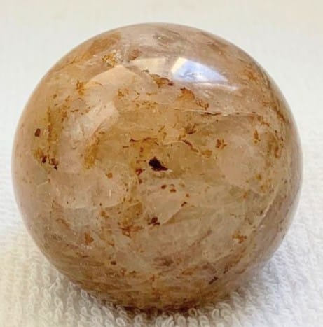 Stralende zilveren glans: Braziliaanse hematoïde kwartsbol (186 g, 50 mm)