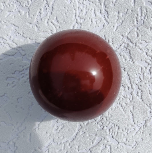 Fesselnde „Crimson Earth“-Kugel aus brasilianischem Rotjaspis: Erdende Kraft und hypnotisierende Präsenz