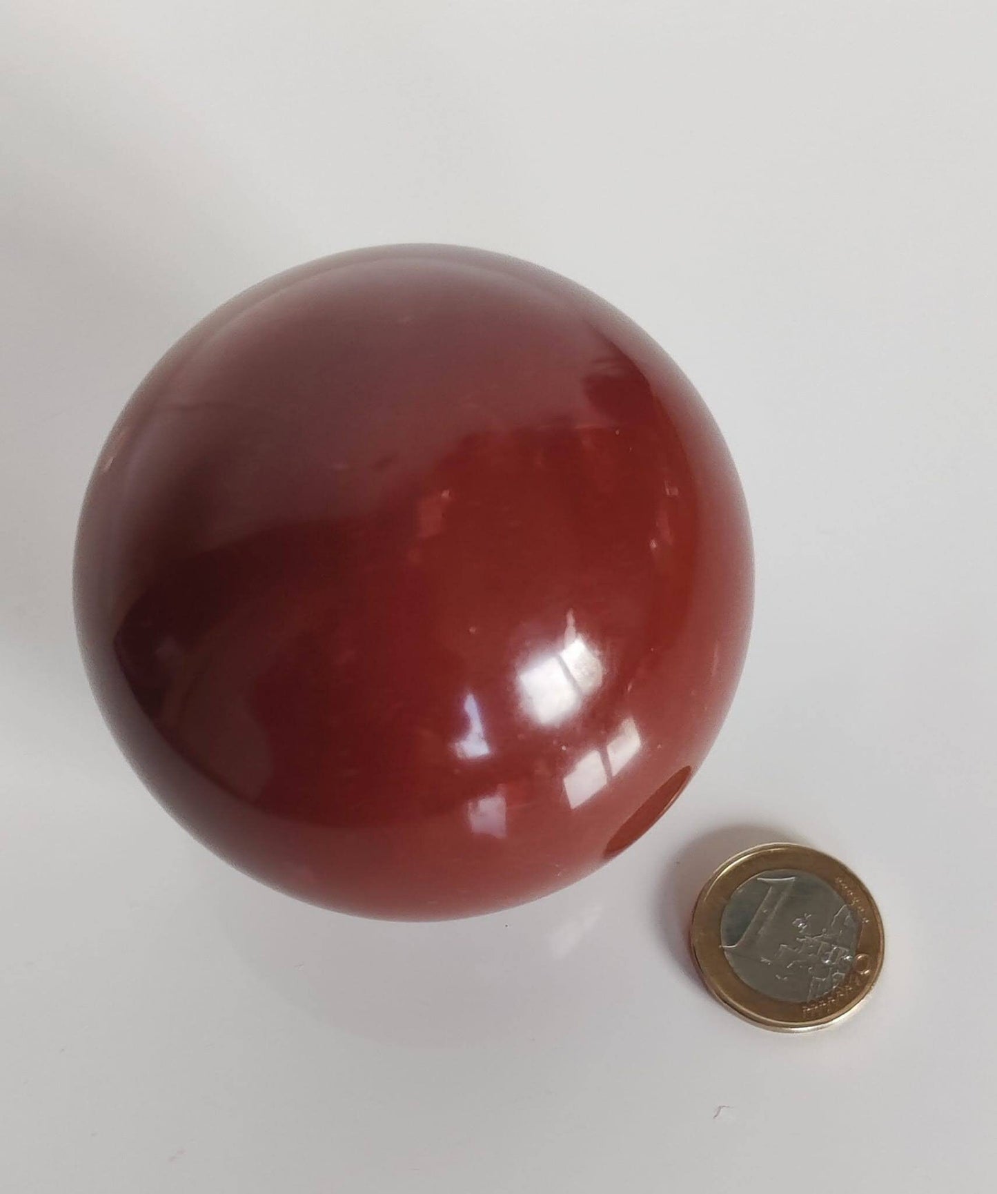Fesselnde „Crimson Earth“-Kugel aus brasilianischem Rotjaspis: Erdende Kraft und hypnotisierende Präsenz